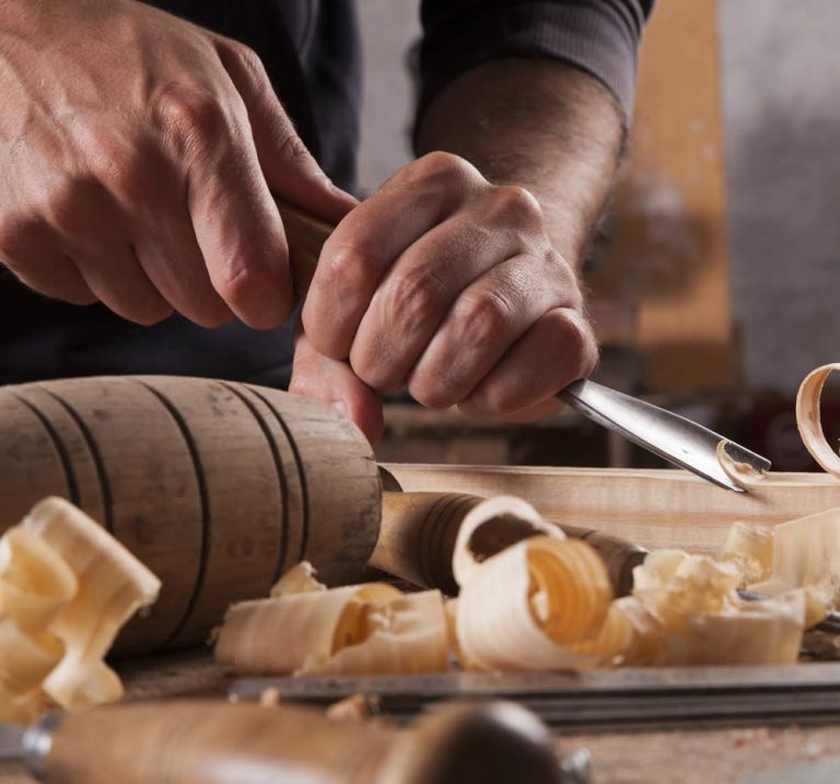 Le menuisier et le charpentier : les métiers du bois