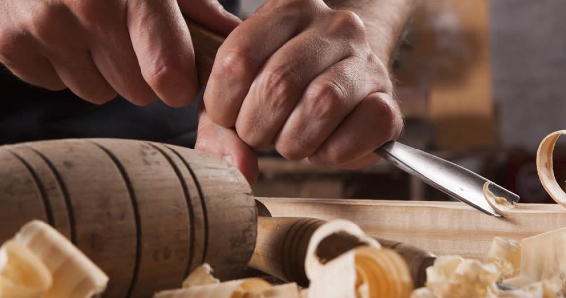 Le menuisier et le charpentier : les métiers du bois